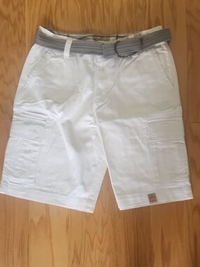 Roebuck & Co. Men's White Cargo Shorts with Grey Belt Accent 34 Nwot